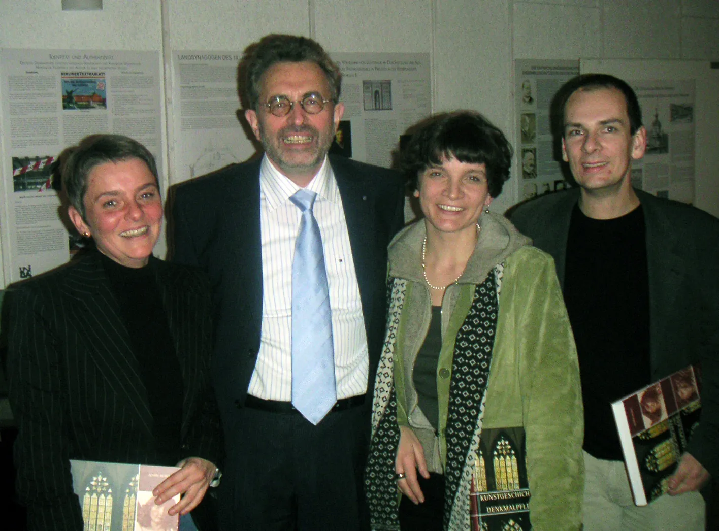 Überreichung der Festschrift an Achim Hubel mit den Herausgebern