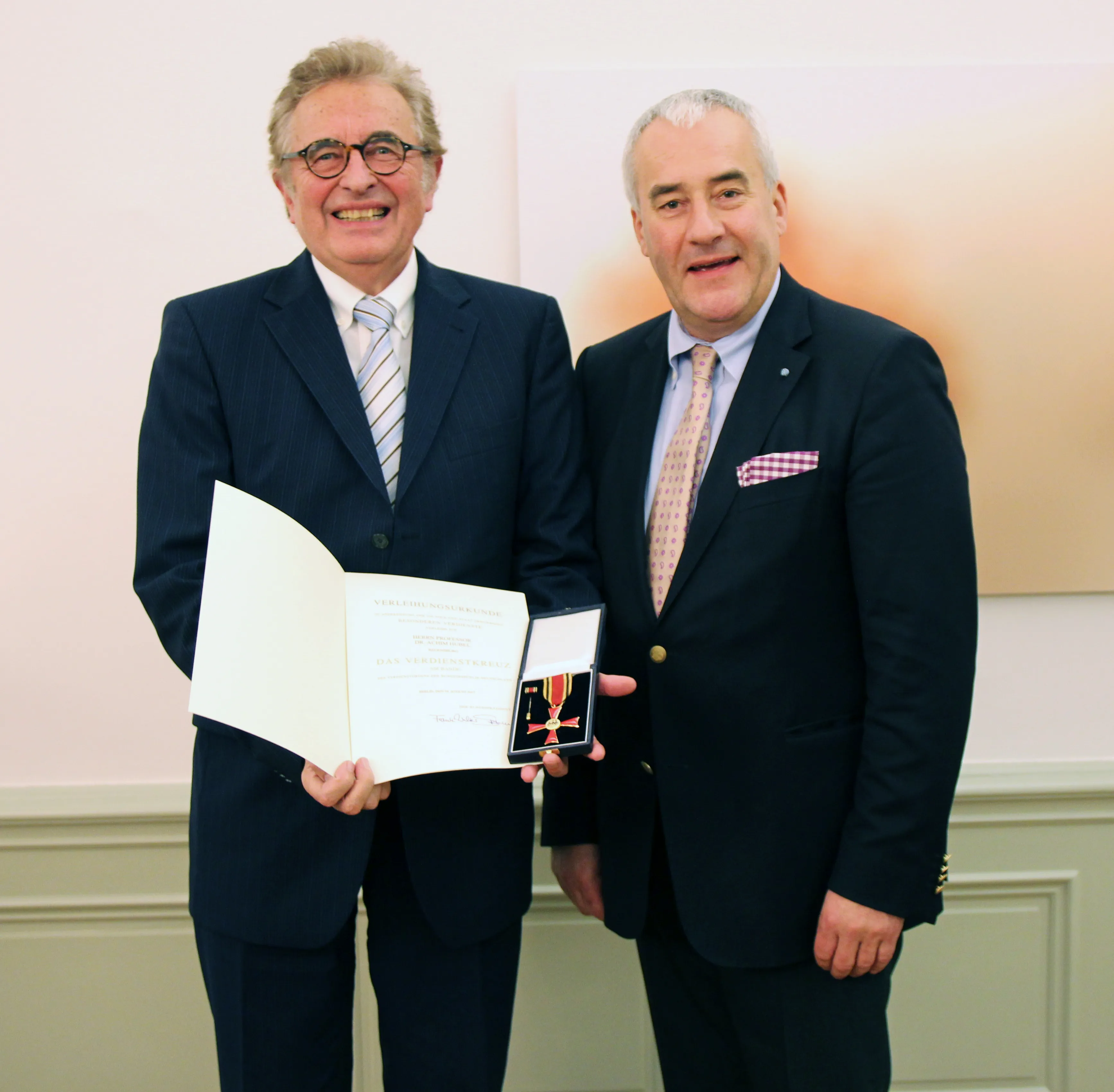 Staatsminister Dr. Spaenle zeichnet Prof. Dr. Achim Hubel aus