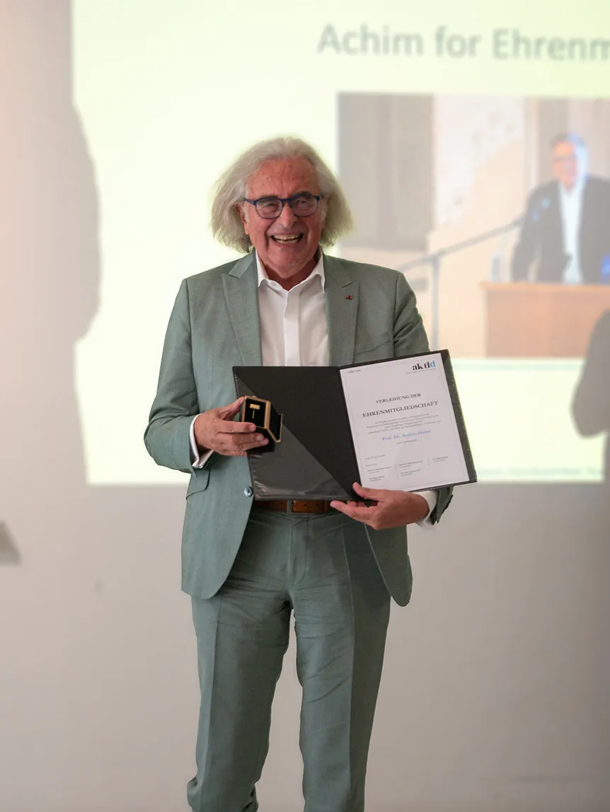 Achim Hubel mit der Ernennungsurkunde zum Ehrenmitglied des AKTLD