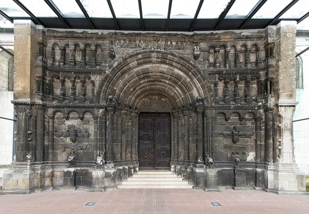Das Schottenportal der Regensburger Kirche St. Jakob